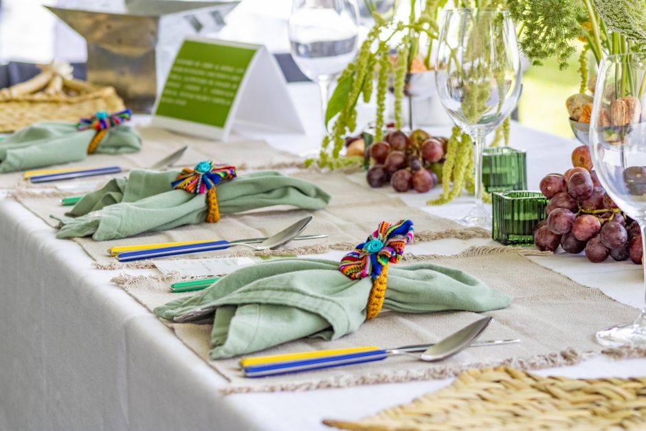 Vrolijke zomerservies met levendige print voor barbecue