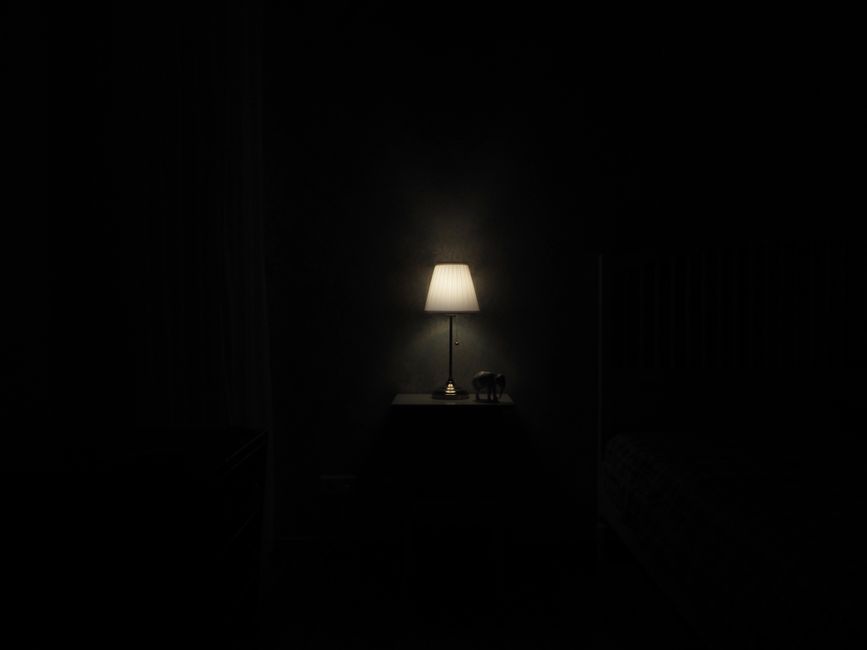 Daglichtlamp op bureau naast wekker Daglichtlamp op bureau naast wekker
